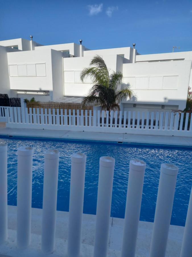 A Levante Conil- Solo Familias Y Parejas Conil De La Frontera Exteriör bild